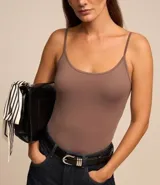 Musculosa básica de poliamida color rosa claro, con breteles finos y escote redondo.