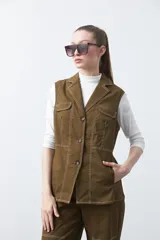 Chaleco de estilo utilitario color bordó con pespuntes blancos a contratono. Presenta solapas, cierre frontal con botones, bolsillos delanteros y un diseño estructurado.