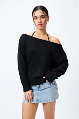 Sweater blanco de punto texturado y calado, con cuello amplio y fit relajado.