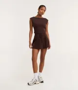Short pollera color marrón de malla de algodón con cintura elástica y lazo ajustable. Prenda con buenas prácticas ambientales.