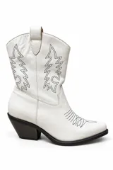 Bota tejana de cuero blanco, de caña media con costuras decorativas negras en contraste, diseño occidental, punta fina y tacón cubano de madera.
