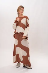 Buzo oversize color marrón con estampado de manchas blancas tipo vaca, de tejido de algodón.