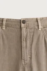 Jeans straight fit de corte recto confeccionados en denim de algodón con textura, color marrón, tiro medio, diseño de cinco bolsillos y cierre frontal con botón y cremallera.