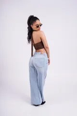 Pantalón de jean celeste claro, de tiro bajo y corte wide leg.