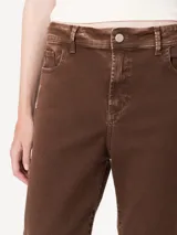 Pantalón de jean marrón, de corte recto, tiro medio y calce relajado. Confeccionado en gabardina con lycra, teñido y gastado industrialmente.