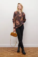 Camisa de manga larga con estampado floral en tonos marrones y negros, cuello mao y cierre frontal parcial con botones.