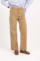 Jean de corte recto y tiro alto, confeccionado en denim de calidad premium.