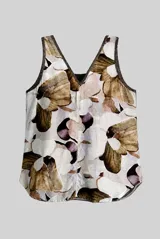 Musculosa con estampa de pétalos abstractos en tonos naturales, verdes y negros, con escote en V y diseño holgado sin mangas.