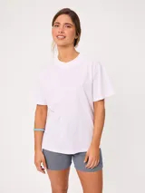 Remera lisa de manga corta, color blanco, con cuello redondo y calce holgado.