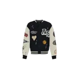 Campera tipo bomber de punto negro con mangas de color marfil, con cierre frontal de botones a presión y cuello, puños y dobladillo acanalados a rayas. Presenta parches y detalles bordados de estilo universitario y desgastados en todo el diseño.