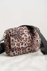 Bandolera con estampado animal print, correa ancha negra regulable y bolsillo frontal con cierre a presión.