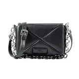 Bandolera negra de formato rectangular con solapa, confeccionada en símil cuero liso acolchado con diseño de costuras en X. Presenta herrajes plateados, incluyendo una cadena decorativa frontal y correa regulable. Cuenta con placa metálica con el logo de la marca en la parte inferior.
