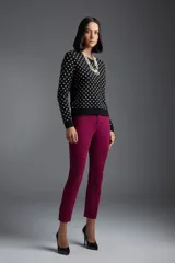 Pantalón de jean bordeaux, corte cigarette y tiro medio.