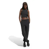 Top deportivo Adidas de mujer modelo W Ak Sl Rib Tnk, color negro. Confeccionado en tejido de punto acanalado, cuenta con diseño sin mangas, cuello redondo y el logotipo de la marca bordado en el centro del pecho.