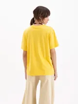 Remera violeta de jersey de algodón pima, con cuello redondo, mangas cortas y estampa frontal de abeja.