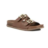 Sandalias tipo Birkenstock color marrón, con dos tiras ajustables con hebillas metálicas doradas y plantilla anatómica texturizada.