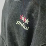 Canguro gris con capucha, bolsillo delantero tipo canguro y logo de la marca estampado en el pecho.