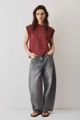Remera sin mangas bordó con hombreras marcadas y cuello redondo.
