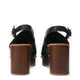 Sandalias Bottero de cuero negro con plataforma y taco cuadrado con acabado efecto madera. Presentan un diseño de punta abierta, detalle de tachas metálicas doradas en el contorno de la suela y una pulsera ajustable con hebilla metálica en el tobillo.