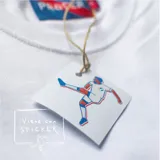 Remera blanca de algodón con cuello redondo y manga corta. Estampado pequeño en el pecho de un jugador de fútbol pateando la pelota.