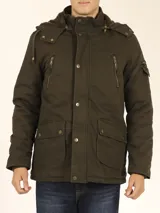 Campera de abrigo estilo parka, color verde militar, con capucha desmontable, cierre frontal con botones y múltiples bolsillos funcionales en pecho, cintura y manga.