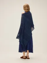 Chal de punto color azul oscuro con sutil brillo metalizado, de diseño liviano y caída fluida.