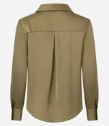 Camisa de satén con cuello inglés, manga larga con puños y cierre frontal de botones. Presenta un acabado brillante y fluido.