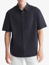Camisa de manga corta color negro, con cuello camisero y corte holgado.