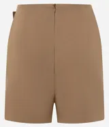 Short pollera de sastrería color marrón, confeccionado en mezcla de poliéster y viscosa, con diseño cruzado tipo envolvente.
