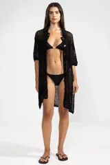 Camisa larga de punto abierto color negro con cuello clásico, cierre frontal con botones y mangas 3/4.