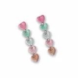 Par de aros colgantes con cinco corazones de distintos colores pastel (rosa, verde agua, blanco, rosa claro y naranja) unidos por argollas plateadas.