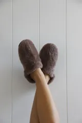 Pantuflas cerradas color marrón con textura de corderito.