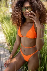 Top de bikini naranja con tirantes finos.