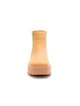 Bota tipo chelsea Caterpillar con plataforma, confeccionada en cuero liso color tostado. Presenta cierre lateral metálico, suela de goma dentada de gran tracción y punta redonda.