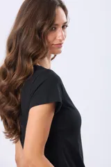 Remera lisa de algodón color negro, de manga corta y cuello redondo, con calce clásico.