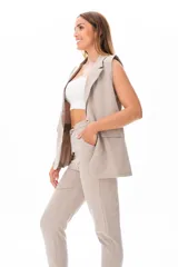 Chaleco color camel con corte recto, bolsillos funcionales y terminaciones de calidad.