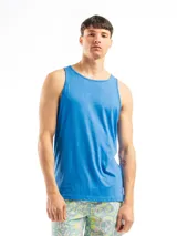 Musculosa lisa de color borgoña con cuello redondo y sisas amplias.