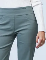 Pantalón verde militar de gabardina elastizada, marca Ruby Rd. Delantera con bolsillos simulados y trasera con bolsillos aplicados.