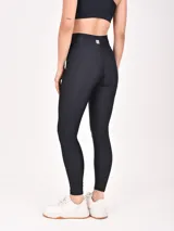 Calza deportiva de tiro alto, confeccionada en tejido elástico de alta compresión, con costuras reforzadas y diseño ajustado al cuerpo.