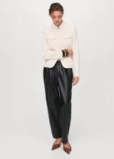 Pantalón de efecto piel de tiro medio, con cintura elástica y diseño recto.