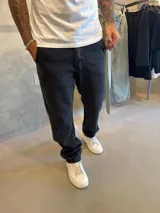 Jean de corte baggy color negro, confeccionado en denim de alta calidad con caída holgada y cómoda.