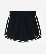 Short deportivo modelo runner de Ashua, confeccionado en poliamida con tecnología dry de secado rápido. Presenta un diseño holgado con cintura elástica, bajos redondeados con vivos laterales en contraste y detalle de lettering en el ruedo.