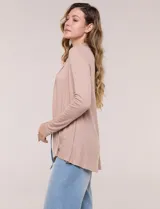 Cárdigan liviano blanco de punto acanalado, confeccionado en viscosa y elastano, con diseño de frente abierto, mangas largas entalladas y silueta fluida.