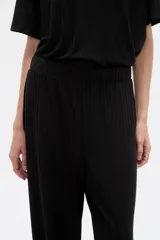 Pantalón ancho de tiro alto, color natural, confeccionado en poliéster con detalles de strass.
