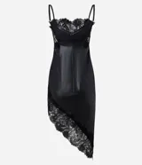 Vestido midi negro de poliuretano, con breteles finos regulables, escote en V y ruedo asimétrico adornados con encaje.
