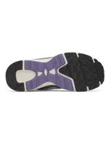 Championes Under Armour UA W Tech Runner, modelo deportivo para mujer en color blanco con detalles en lila y gris oscuro. Capellada confeccionada en malla transpirable con superposiciones de cuero y gamuza, entresuela de EVA y suela de goma.
