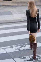 Vestido mini de manga larga en punto elástico con escote cruzado en V. Modelo de corte ajustado con frunces en hombros y laterales para crear un efecto drapeado.