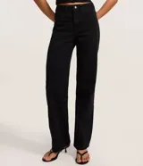 Pantalón de sarga color negro con corte recto estilo años 90, de cintura alta y piernas sueltas. Presenta aplicaciones de strass en toda la parte frontal, cierre con botón y cremallera, y bolsillos funcionales.