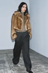 Chaqueta corta de pelo sintético color marrón claro, con cuello solapa y manga larga.