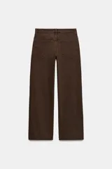 Jeans de tiro medio con corte relajado y diseño de cinco bolsillos. Presenta trabillas en la cintura, cierre frontal con cremallera y botón metálico, con un acabado de lavado desgastado.